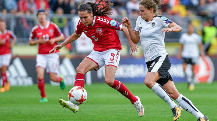 Frauenfußball Österreich Erfolge, Eine dänische Fußballerin versucht, den Ball von einer österreichischen Spielerin zu bekommen.