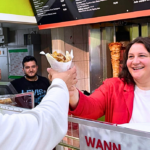 Preise wie vor der Teuerung: EU-Kandidatin Eva Steibl Egenbauer (SPÖ) gab beim Imbiss Döner um drei Euro aus.