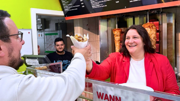 Preise wie vor der Teuerung: EU-Kandidatin Eva Steibl Egenbauer (SPÖ) gab beim Imbiss Döner um drei Euro aus.