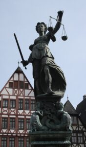 Justiz ÖVP Pilnacek // Justitia Statue in Frankfurt am Main