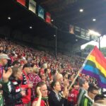 Fußball Spieler Schwul; Eine Kurve mit Regenbogenfahne