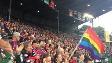 Fußball Spieler Schwul; Eine Kurve mit Regenbogenfahne