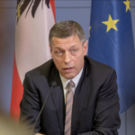 ÖVP Justiz Pilnacek; Christian Pilnacek bei einer Pressekonferenz vor Österreich und EU Fahne