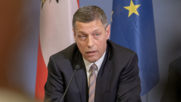 ÖVP Justiz Pilnacek; Christian Pilnacek bei einer Pressekonferenz vor Österreich und EU Fahne