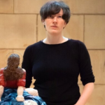 Marienstatue Linzer Dom mit der Künstlerin Esther Strauß