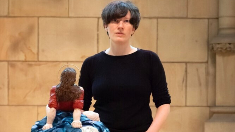 Marienstatue Linzer Dom mit der Künstlerin Esther Strauß