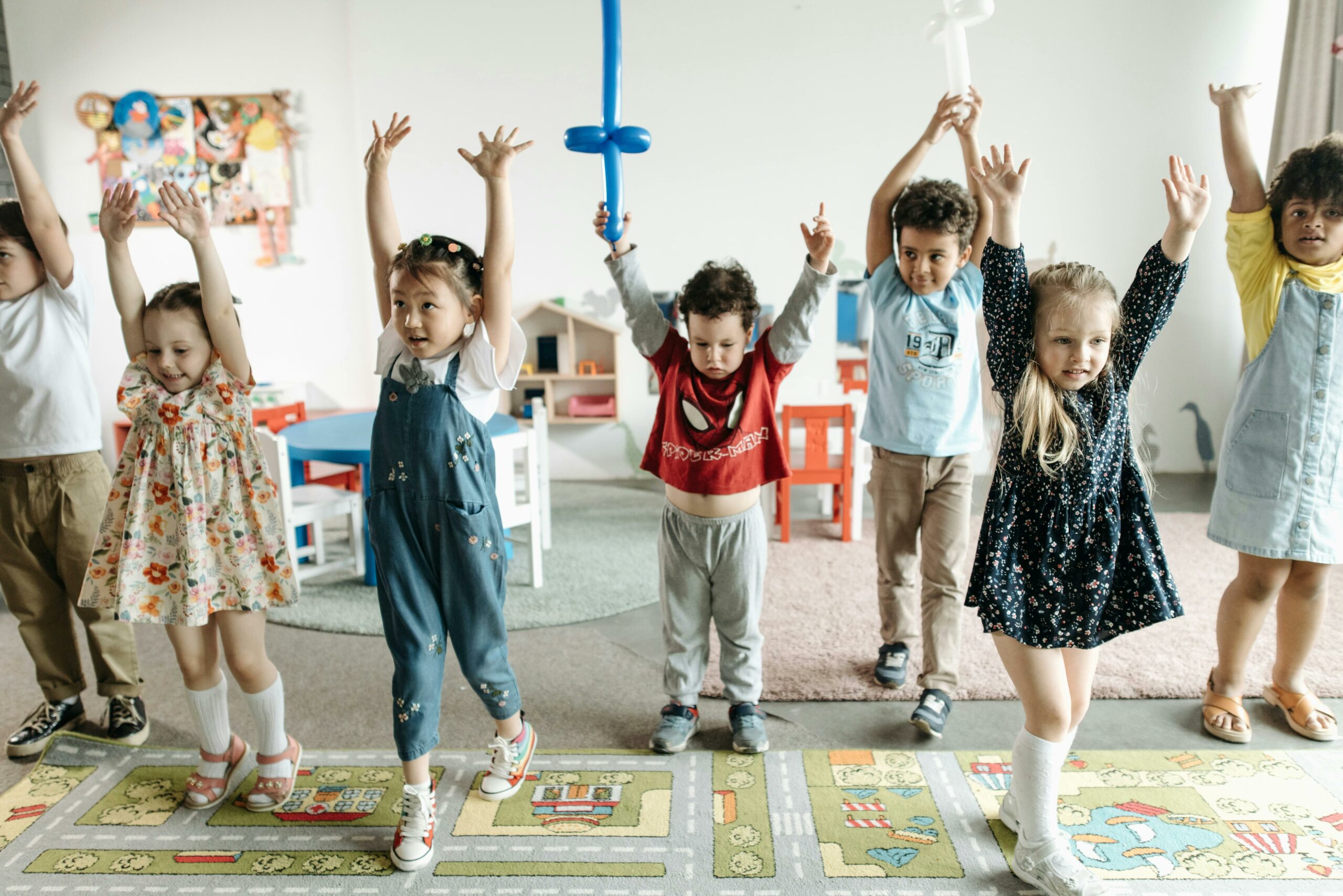 Photo by Pavel Danilyuk: https://www.pexels.com/photo/children-raising-their-hands-8422110/ neuezeit.at Kinderbetreuung Niederösterreich