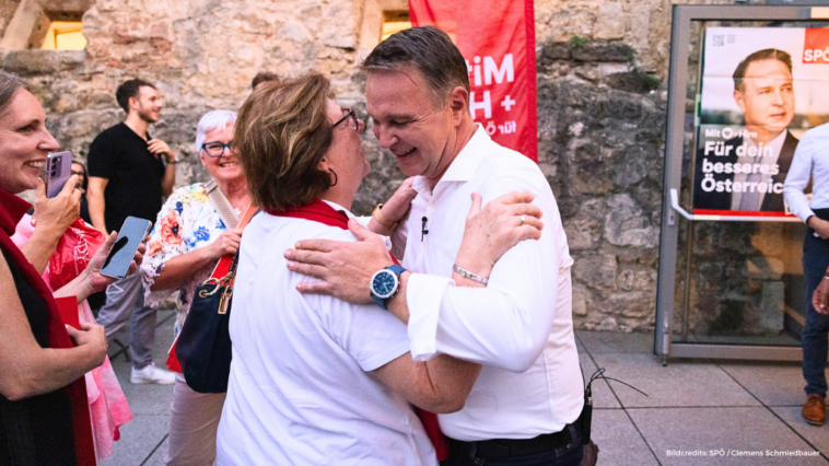 Andreas Babler umarmt auf der Herz und Hirn Tour in Perchtoldsdorf eine ältere Dame.