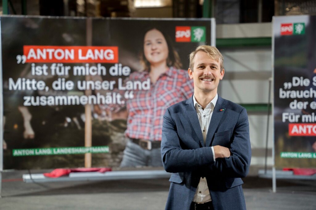 Florian Seifter präsentiert die Wahlplakate der steirischen SPÖ
