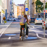 Der Radweg in Favoriten in der Herndlgasse sorgt für politische Aufregung. Am Bild: eine junge Frau am Rad.