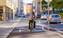 Der Radweg in Favoriten in der Herndlgasse sorgt für politische Aufregung. Am Bild: eine junge Frau am Rad.
