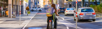 Der Radweg in Favoriten in der Herndlgasse sorgt für politische Aufregung. Am Bild: eine junge Frau am Rad.