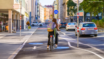 Der Radweg in Favoriten in der Herndlgasse sorgt für politische Aufregung. Am Bild: eine junge Frau am Rad.