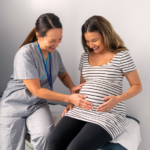 Die Hebammen im Krankenhaus Mödling sind überlastet. Am Bild eine werdende Mutter mit einer Hebamme.