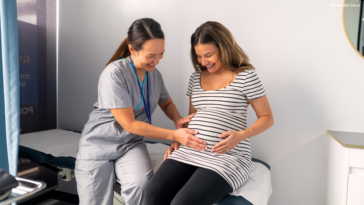 Die Hebammen im Krankenhaus Mödling sind überlastet. Am Bild eine werdende Mutter mit einer Hebamme.