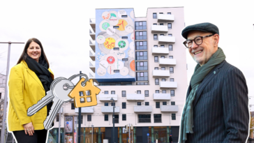 Der neue Gemeindebau Willi Resetarits Hof wurde von Wohnbaustadträtin Kathrin Gaal an die Bürger:innen übergeben.