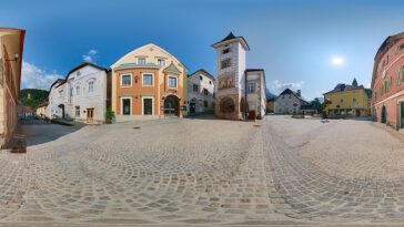 Man sieht den Eisenerzer Bergmannsplatz - das Zentrum der bekannten Bergabbaustadt.
