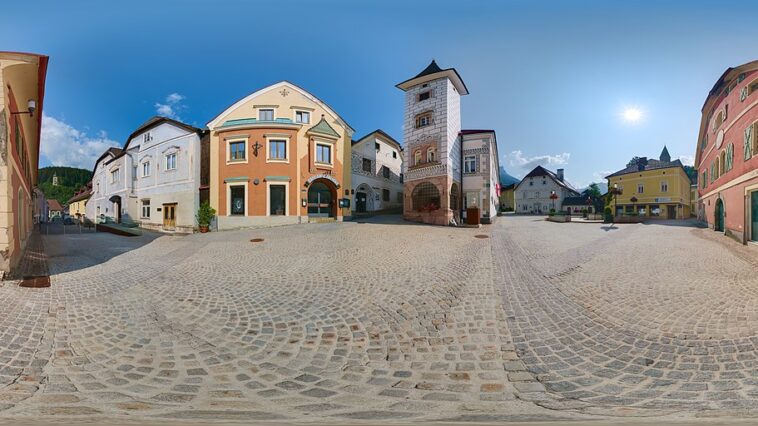 Man sieht den Eisenerzer Bergmannsplatz - das Zentrum der bekannten Bergabbaustadt.