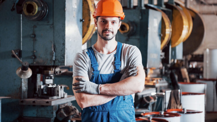 Ein Fabrikarbeiter steht mit verschränkten Armen vor einer Werkzeugbank. Peter Kaiser schreibt in seinem Gastkommentar über den Leistungsbegriff.