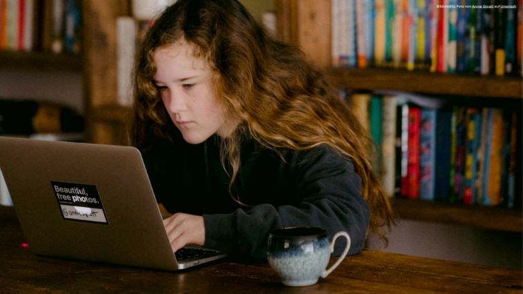 Frauenärztinnen und Frauenärzte sind in Vorarlberg Mangelware - deshalb muss Sophie erst mal lange recherchieren, bis sie einen Termin bekommt.