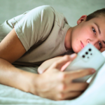 Ob Cybermobbing oder Social Media-Sucht - der Handyführerschein soll Kindern und Jugendlichen helfen einen gesunden Umgang mit dem Smartphone zu erlernen und vor Gefahren im Netz geschützt zu sein.