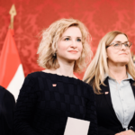 Eva-Maria Holzleitner ist die neue Frauenministerin Österreichs. Links von ihr sieht man Korinna Schumann, Bundesministerin für Soziales, Gesundheit, Pflege und Konsumentenschutz. Rechts von Holzleitner sieht man Ulrike Königsberger-Ludwig, Staatssekretärin für Gesundheit im Bundesministerium für Arbeit, Soziales, Gesundheit, Pflege und KonsumentenschutzStaatssekretärin für Gesundheit im Bundesministerium für Arbeit, Soziales, Gesundheit, Pflege und Konsumentenschutz