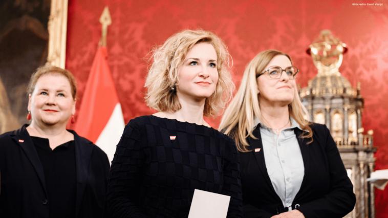 Eva-Maria Holzleitner ist die neue Frauenministerin Österreichs. Links von ihr sieht man Korinna Schumann, Bundesministerin für Soziales, Gesundheit, Pflege und Konsumentenschutz. Rechts von Holzleitner sieht man Ulrike Königsberger-Ludwig, Staatssekretärin für Gesundheit im Bundesministerium für Arbeit, Soziales, Gesundheit, Pflege und KonsumentenschutzStaatssekretärin für Gesundheit im Bundesministerium für Arbeit, Soziales, Gesundheit, Pflege und Konsumentenschutz