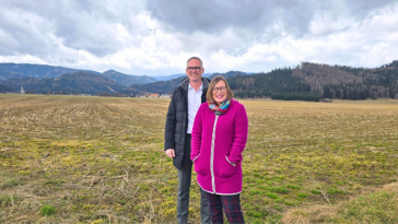 Die Bürgermeisterin der Stadt Judenburg steht vor dem neu entwässerten Industriegebiet.