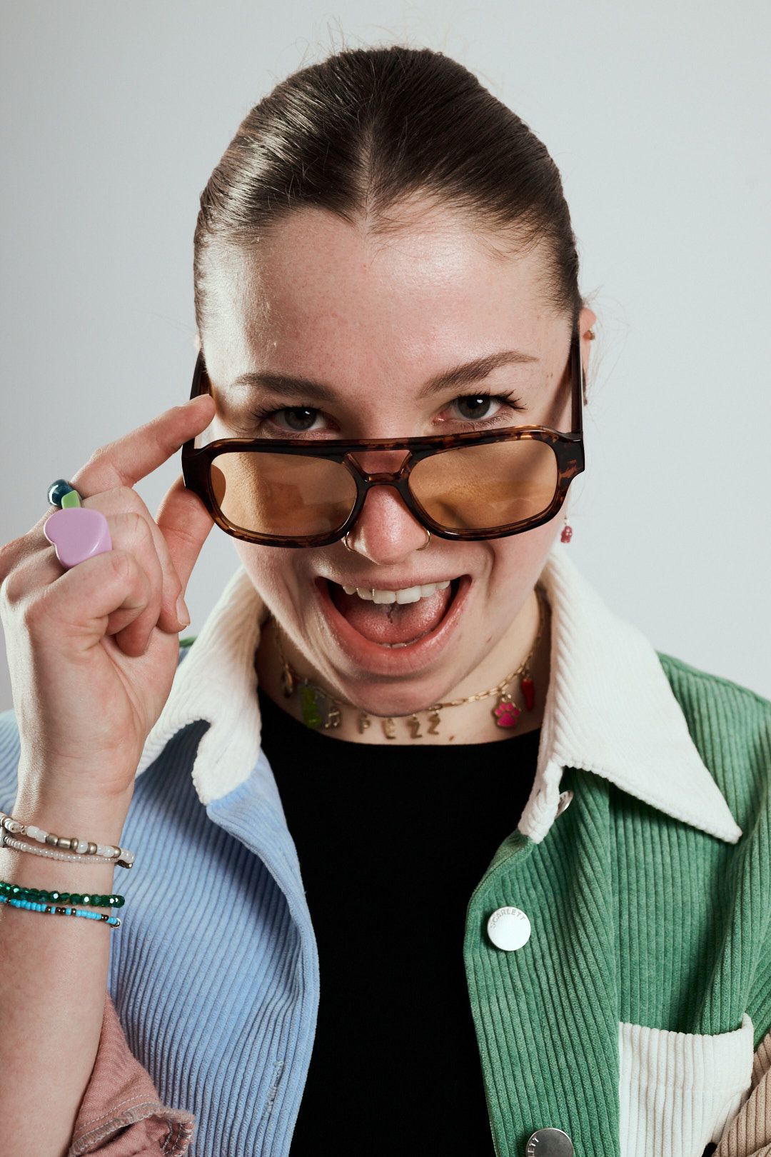 Eine junge Frau mit Sonnenbrille zwinkert in die Kamera - das ist PEZZ - eine junge DJ, die in Wien und Graz auflegt und zu funky 80s und Trance-Beats auflegt.