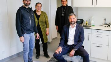Dr. Wiesmayr, Dr. Finger, Gesundheitsreferentin Grander und Bürgermeister Schobesberger in den Ordinationsräumlichkeiten des neuen PVZ