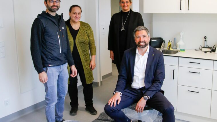 Dr. Wiesmayr, Dr. Finger, Gesundheitsreferentin Grander und Bürgermeister Schobesberger in den Ordinationsräumlichkeiten des neuen PVZ
