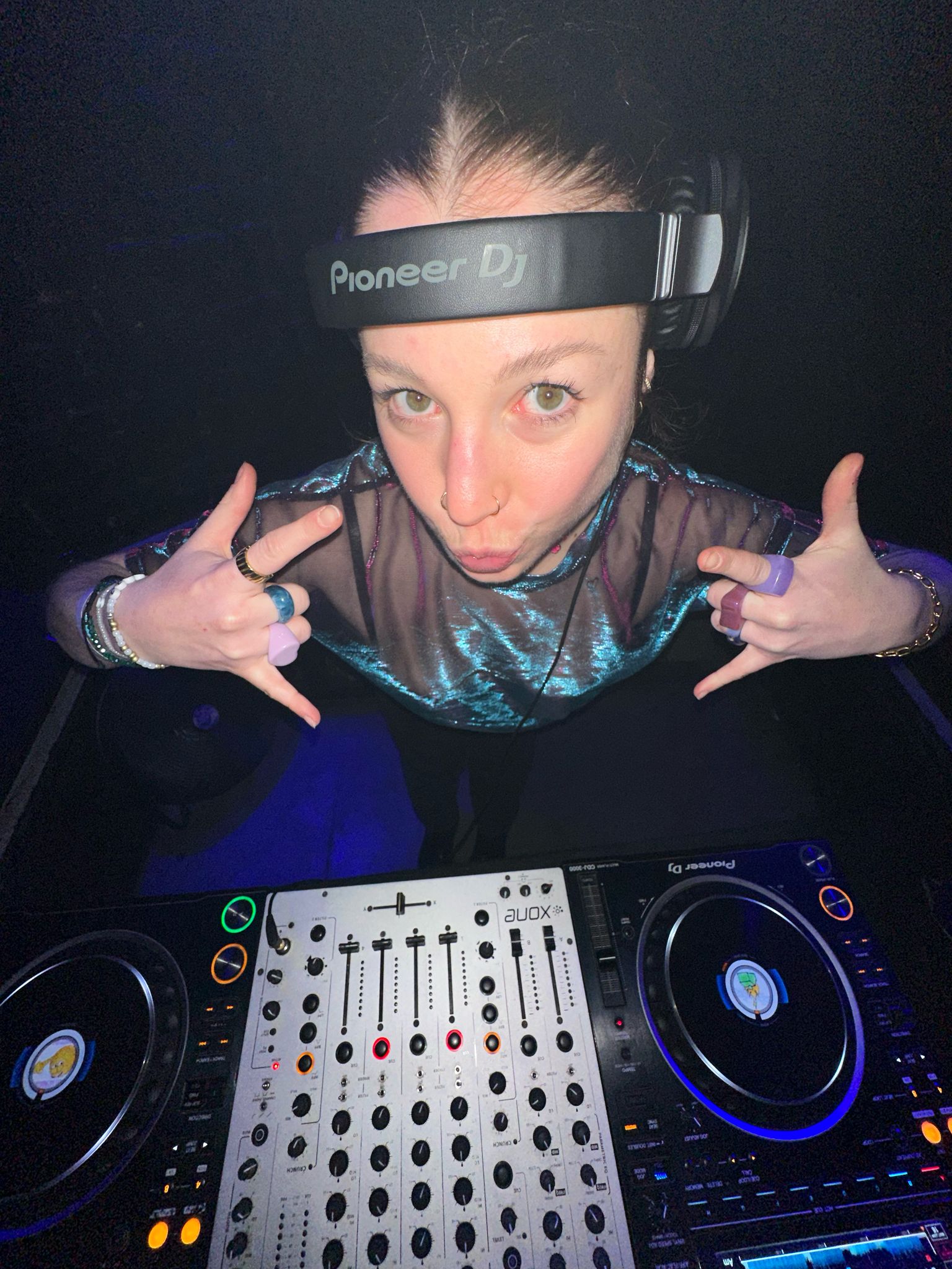 Eine junge Frau sieht in die Kamera - das ist PEZZ - eine junge DJ, die in Wien und Graz auflegt und zu funky 80s und Trance-Beats auflegt.