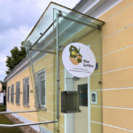 Eingang Dorfdinos Stixneusiedl Trautmannsdorf