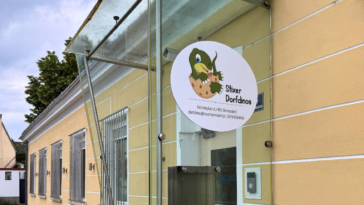 Eingang Dorfdinos Stixneusiedl Trautmannsdorf