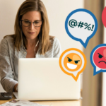 Frau vorm Laptop mit Sprechblasen