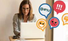 Frau vorm Laptop mit Sprechblasen