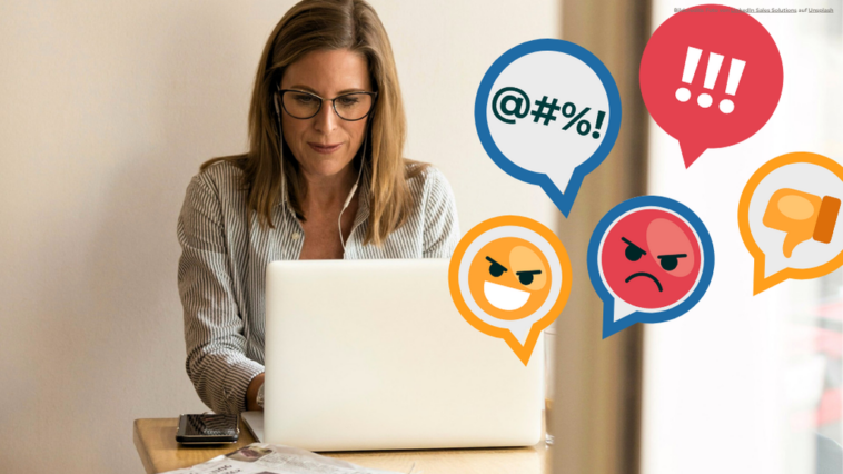 Frau vorm Laptop mit Sprechblasen