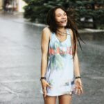 good-news-in-oesterreich Mädchen Frau im Regen tanzen