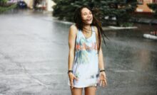 good-news-in-oesterreich Mädchen Frau im Regen tanzen