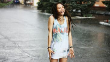 good-news-in-oesterreich Mädchen Frau im Regen tanzen