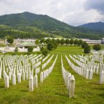 Das Foto zeigt die Grabsteine der Opfer des Völkermords in Srebrenica.