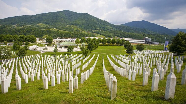 Das Foto zeigt die Grabsteine der Opfer des Völkermords in Srebrenica.