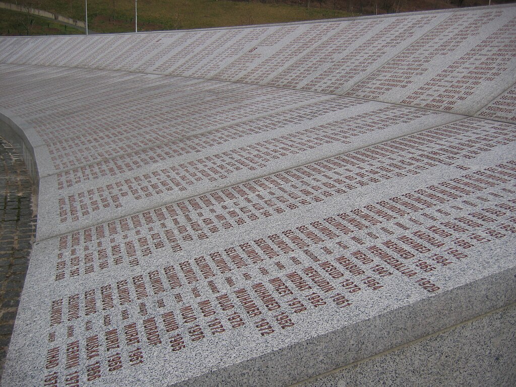 Erinnerungswand mit den Namen der Opfer des Völkermords in Srebrenica an der Völkermord-Gedenkstätte in Potočari.