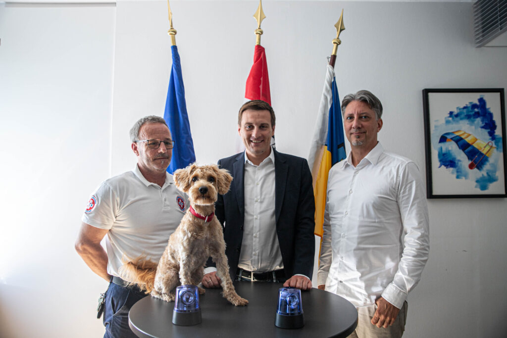 vlnr.: Präs. Christian Bruschek, Landesrat Sven Hergovich, Ing. Marcus Serringer. (& Hund: Fido)) setzen sich für die Blaulicht Tierrettung in Niederösterreich ein