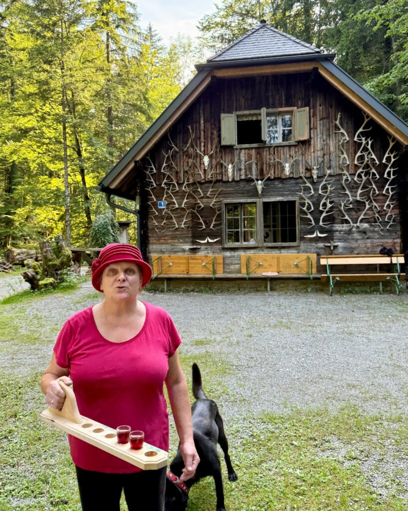 Brigitte "Gitti" Schwarzlmüller mit Hund Lilli vor der Bergerwieshütte.