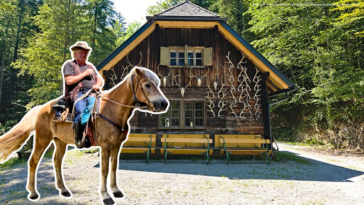 Michael Schwarzlmüller, SPÖ Bauernvorsitzender, auf seinem Pferd Spidy vor der Bergerwieshütte im Nationalpark Kalkalpen.