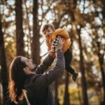 EU-foerderungen kommen Kaernten zugute - ob Familien mit Kindern wie dem Papa und Sohn im Wald am Bild, oder anderen.