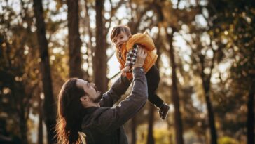 EU-foerderungen kommen Kaernten zugute - ob Familien mit Kindern wie dem Papa und Sohn im Wald am Bild, oder anderen.