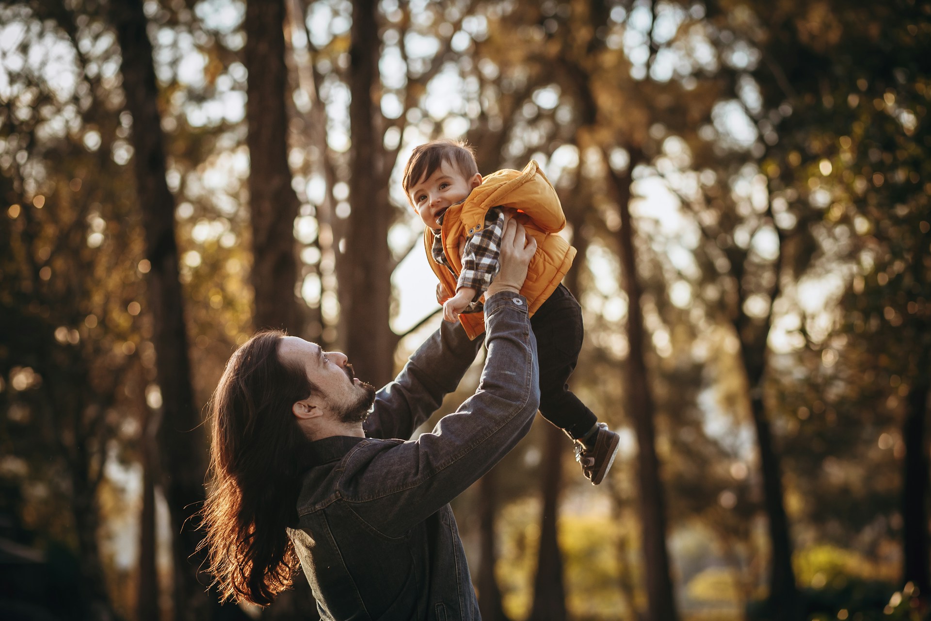 EU-foerderungen kommen Kaernten zugute - ob Familien mit Kindern wie dem Papa und Sohn im Wald am Bild, oder anderen.
