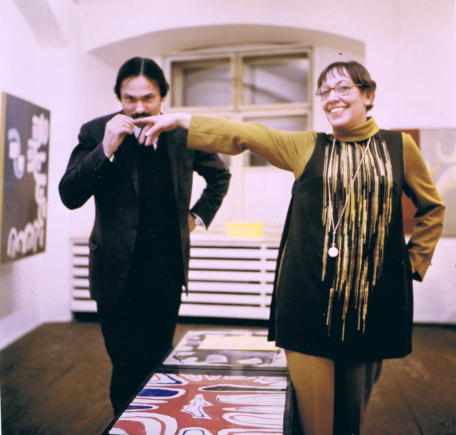 Das Foto zeigt Christa Hauer und ihr Mann Johann Fruhmann in der Galerie im Griechenbeisl.